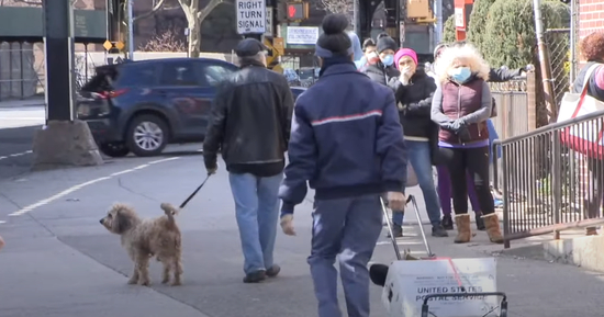  邮差依然在派送信件。/ CBS New York