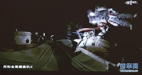  7月4日在北京航天飞行控制中心大屏拍摄的神舟十二号乘组航天员刘伯明、汤洪波在舱外工作场面。新华社记者 金立旺 摄