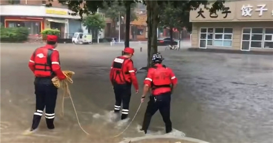 （郑州市红十字水上义务救援队雨中街头巡查）