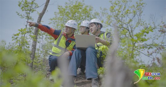 王明疆与同事在野外工作。中国电建西北院供图&nbsp;