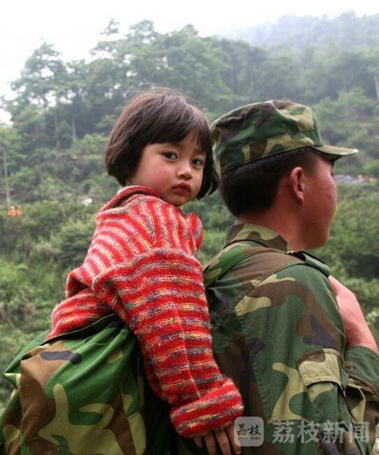  张宏伟拍摄的军人背女孩照片 受访者供图