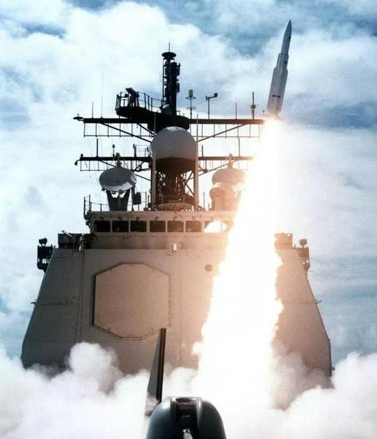  演习中发射标准导弹的文森斯号巡洋舰