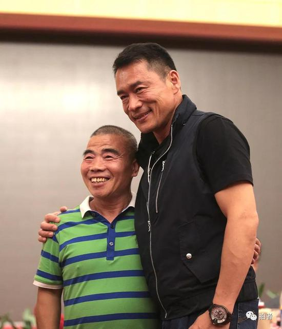 ▲武大郎饰演者宋文华和武松饰演者丁海峰合影。