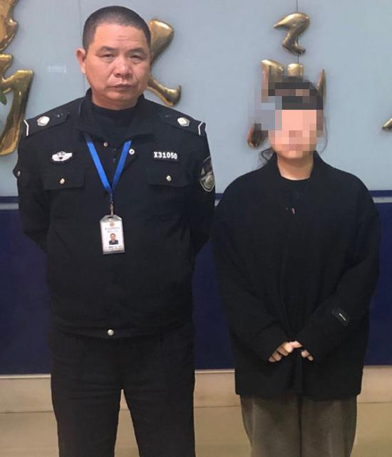 右边为报警女子