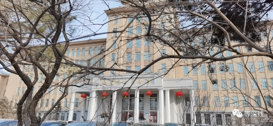 　　哈尔滨工业大学树丛掩映背后的建筑。曾任哈工大副校长的张大成说，该校2019年时曾列在美国特朗普政府制裁的中国学校名单的第一位——制裁该校的主要目的，其实是在制裁该校校办企业的一批国防科工项目，不过，其实该校校办企业已经在2018年时，自行挫败了。&nbsp;&nbsp;《等深线》记者&nbsp;&nbsp;程维 &nbsp;摄