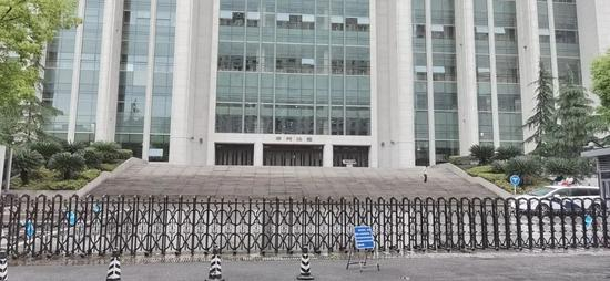 ▲5月14日上午，杭州男子杀妻分尸案在杭州市中院第二法庭开庭。图为法院门口。新京报记者 苑苏文 摄