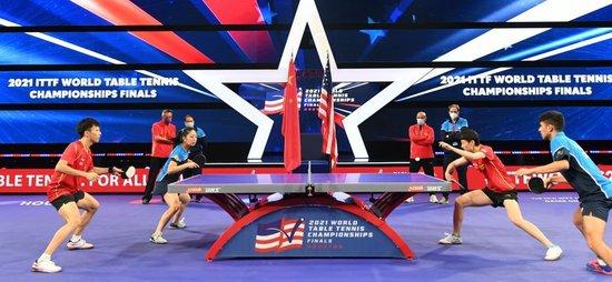 这是中美混双组合在2021年11月下旬举行的休斯敦世界乒乓球锦标赛期间合练。中美选手在休斯敦世乒赛上联合组队出战混合双打比赛，纪念中美“乒乓外交”50周年。新华社记者 吴晓凌 摄