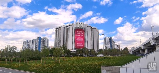  △莫斯科街头醒目的欢迎标语。（总台央视记者范凯拍摄）