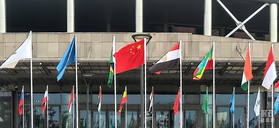  △主会场外旗阵。（总台央视记者郭鸿拍摄）