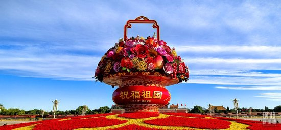  △天安门广场上的大花篮。（总台央视记者杨波拍摄）