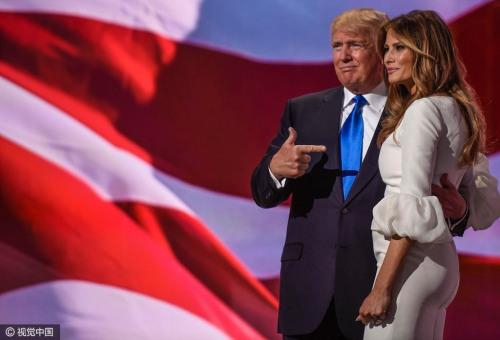 美国总统特朗普和第一夫人梅拉尼娅出席竞选活动。特朗普本人是德国移民后裔，梅拉尼娅则是斯洛文尼亚移民。图片来源：视觉中国