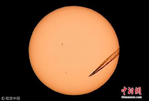  资料图：“水星凌日”。从地球观测，太阳上形成一个小黑点，即为“凌日”。图片来源：视觉中国