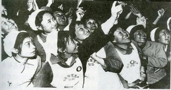 人们喜看东方红一号卫星飞过头顶