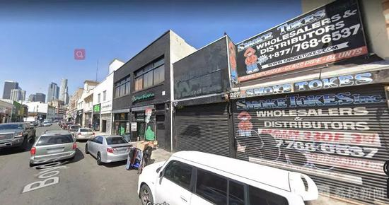  爆炸之前的店铺（最右），洛杉矶市中心地标建筑就在不远处（左边楼群）