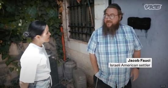  （图说：美国犹太人雅各布·福奇站在莫娜家建造的小屋（现其住所）前接受采访。图/VICE）