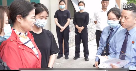  贵州省科学技术协会原党组成员、副主席雷文蓉被抓捕画面曝光。专题片截图