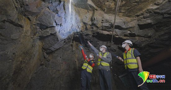 王明疆与同事在野外工作。中国电建西北院供图&nbsp;