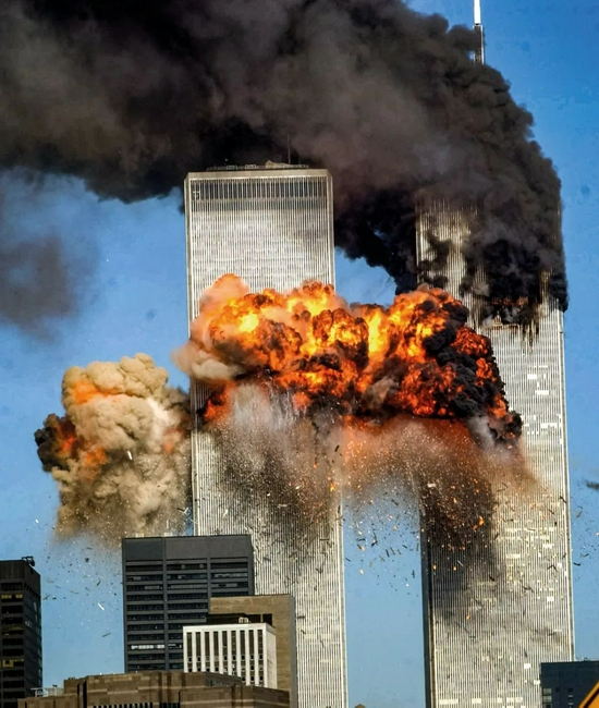 2001年9月11日，两架客机撞向纽约世贸中心“双子大厦”。