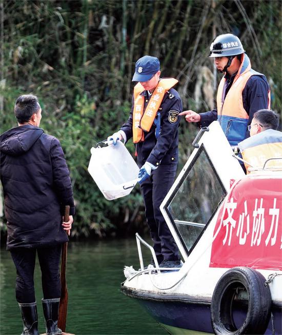2023年3月1日，广西柳州市，融安县农业综合行政执法大队队员正在开展禁渔巡查。图/视觉中国