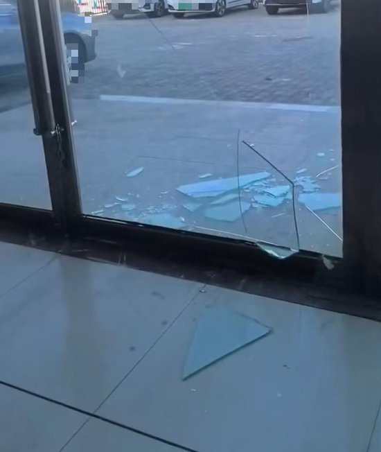  玻璃门被震碎（视频截图）