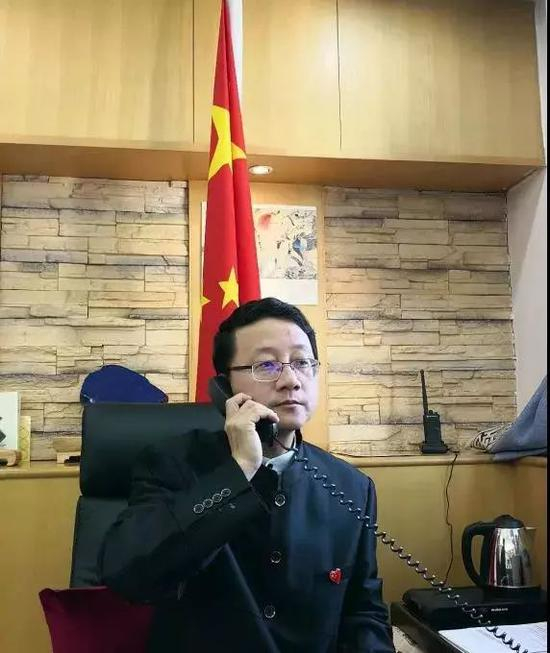 　刘劲松大使同邹兴志同志的家人通电话