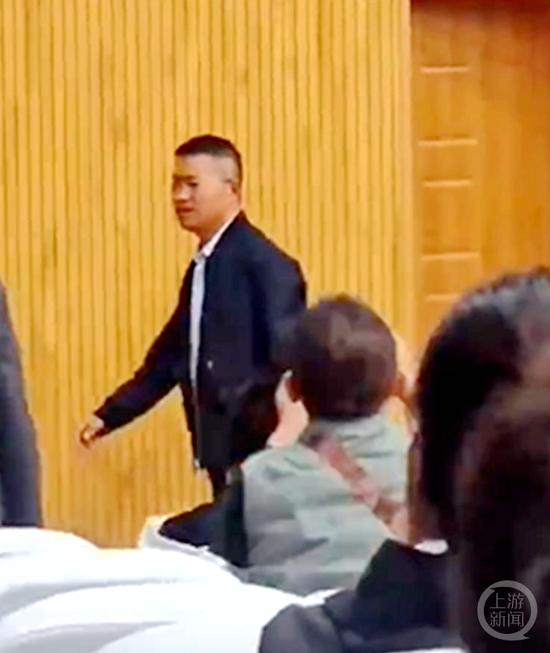 王杰从见面会场离开。&nbsp; 视频截图
