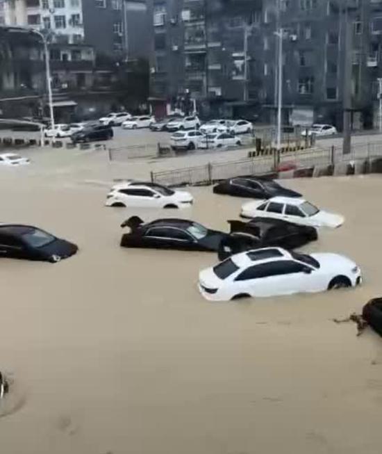 暴雨警告大学会停课吗__暴雨大学停课