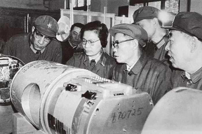 ·彭士禄（前右二）与聂力（中）在工厂调研。