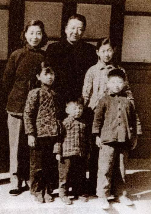 1959年，习仲勋和家人在一起。（来源：人民网）