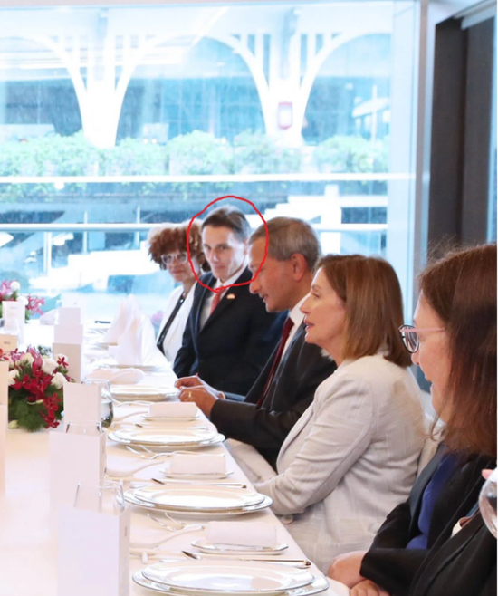  ·佩洛西访问新加坡时，小佩洛西也露了面。