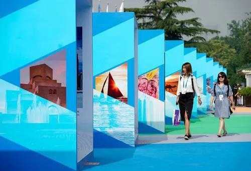 ▲ 2019年5月16日，观众在亚洲文化旅游展上参观&nbsp; &nbsp;金良快摄 / 本刊