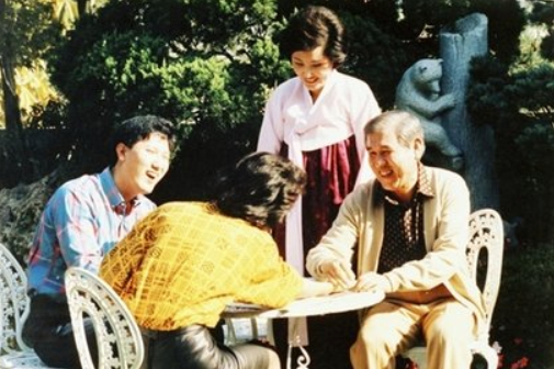 ·崔泰源（左一）和卢泰愚（右一）等家人在一起。