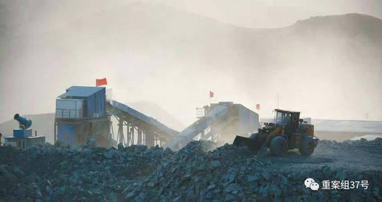 　　1月23日，内蒙古自治区乌拉特中旗的嵘储莫圪内选矿厂，被厚厚的粉尘笼罩，厂区内降尘的雾炮机被搁置一旁，没有使用，随风飘散的矿粉污染了周边草场。&nbsp; 新京报记者 游天燚 摄