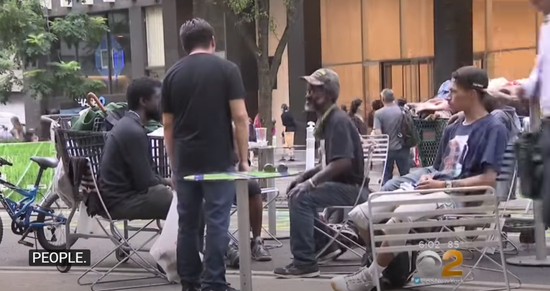  纽约街头的流浪者。/CBS New York