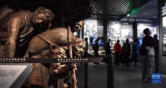 观众在西藏百万农奴解放纪念馆参观（2021年3月28日摄）。新华社记者 晋美多吉 摄