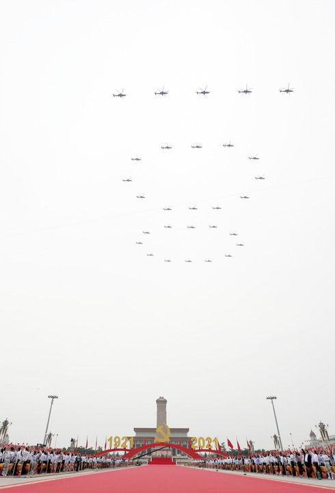 　　7月1日上午，庆祝中国共产党成立100周年大会将在北京天安门广场隆重举行。这是飞行庆祝表演。新华社记者 邢广利 摄