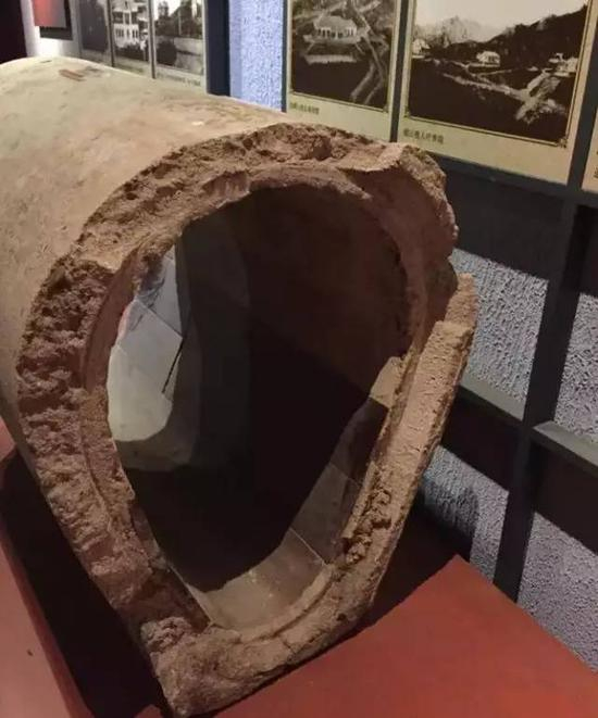 青岛市博物馆保存的一段德占时期青岛下水管道，底部贴有瓷片。　（摄影：张旭东）