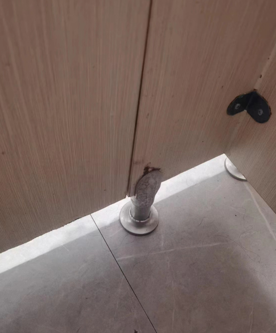 程艺当天被偷拍的厕所