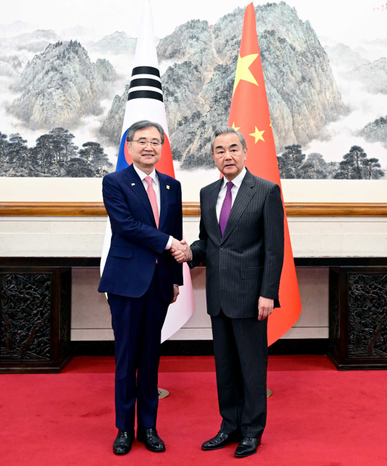 王毅同韩外长会谈：哀悼英雄海警，中韩之间有很多感人故事！