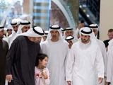 阿联酋总统现身迪拜购物中心喝咖啡，与小女孩合影，当晚阿联酋民航总局宣布开通“特殊疏散航班”