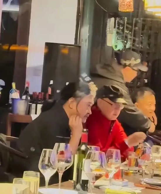 刘欢现身乌镇戏剧节。网友图片