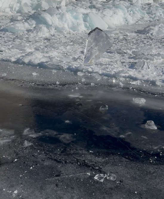  有游客拍下的冰裂（图片来源于网络）