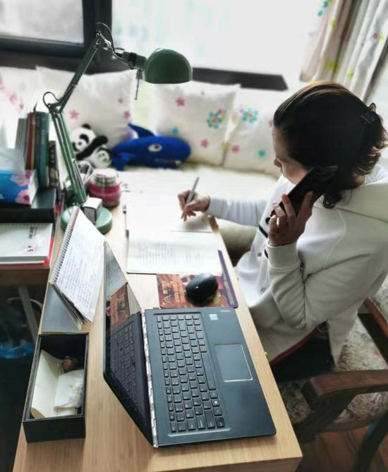  转接系统上线后，志愿者在家里通过“云接听”为求助者服务