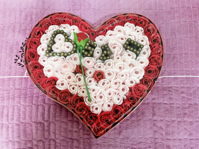 ·2019年，肖思远用子弹壳拼成“520”，送给刘利霞作为母亲节礼物。（本刊记者 崔隽 / 摄）