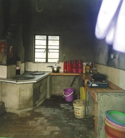 奶奶郭芳和孙女璇璇在江苏淮安住所的厨房。本版图片/新京报记者 王双兴 摄