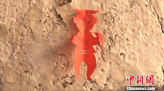 图为从明朝流传至今的艾草辟邪小人剪纸图样。　马知远　摄