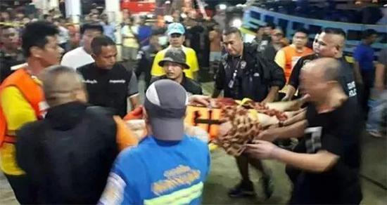 △ 救援人员正在运送幸存者。图片来自网络