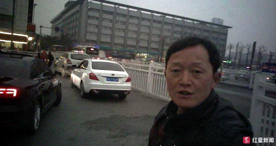 假冒铁路工作人员的男子出现，骗记者白酒不能上火车必须托运