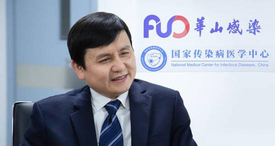 张文宏正在接受观察者网独家专访 图源：观察者网