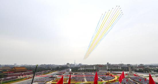 　　7月1日上午，庆祝中国共产党成立100周年大会在北京天安门广场隆重举行。这是大会开始前的飞行庆祝表演。新华社记者 饶爱民 摄